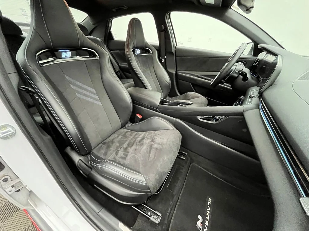 Used 2022 White Hyundai Base image 31
