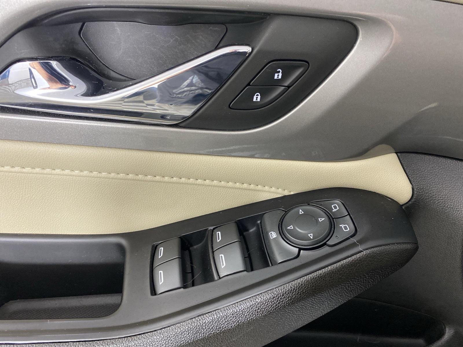 Used 2023 Wh Chevrolet  image 11