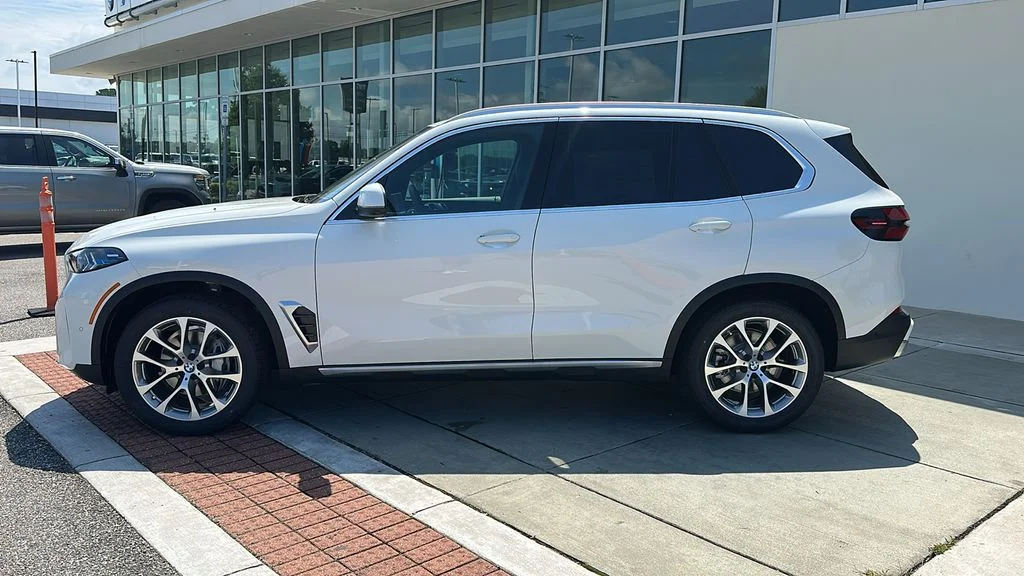Used 2026 White BMW xDrive40i image 3