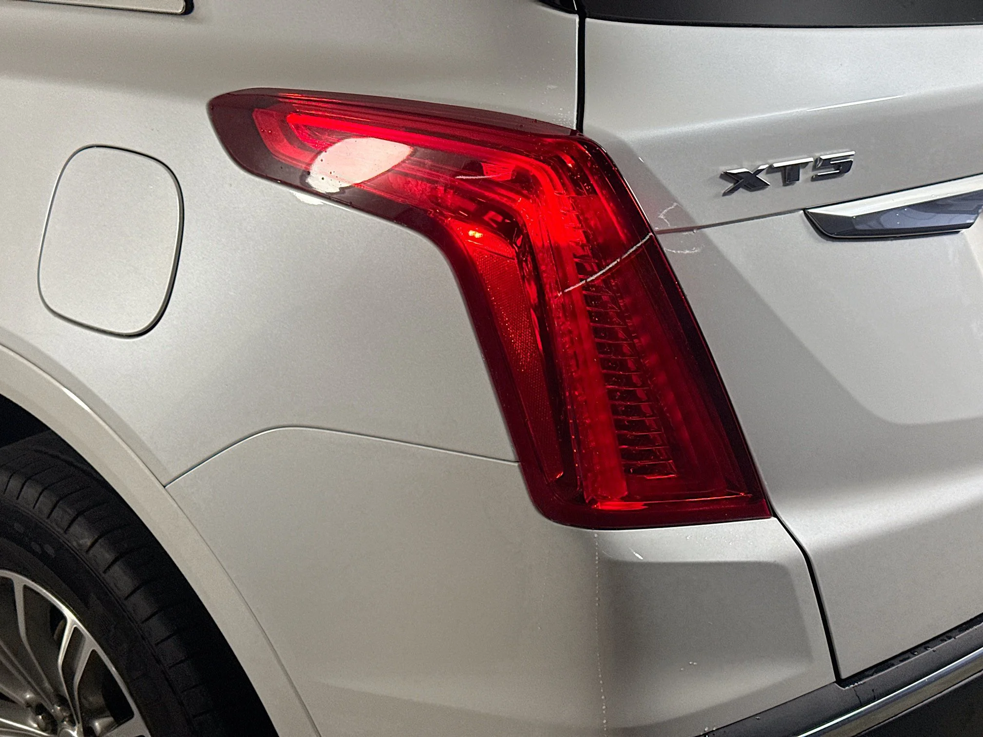 Used 2018 Crystal White Tricoat Cadillac Luxury FWD image 32