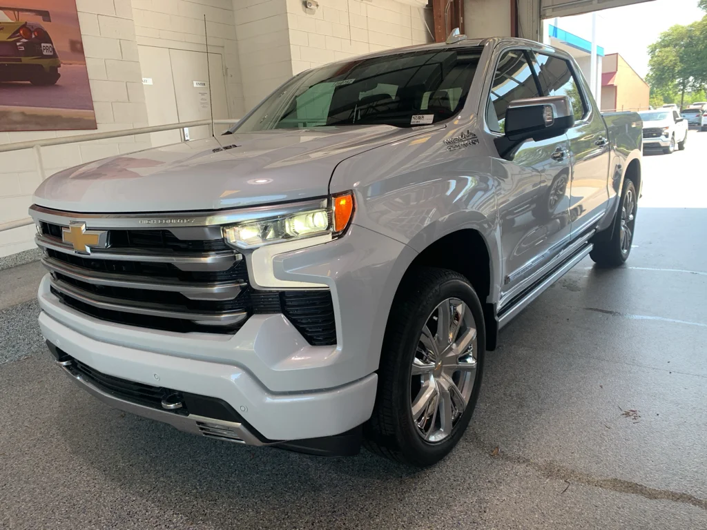 New 2026 Polar White Tricoat Chevrolet High Country image 4