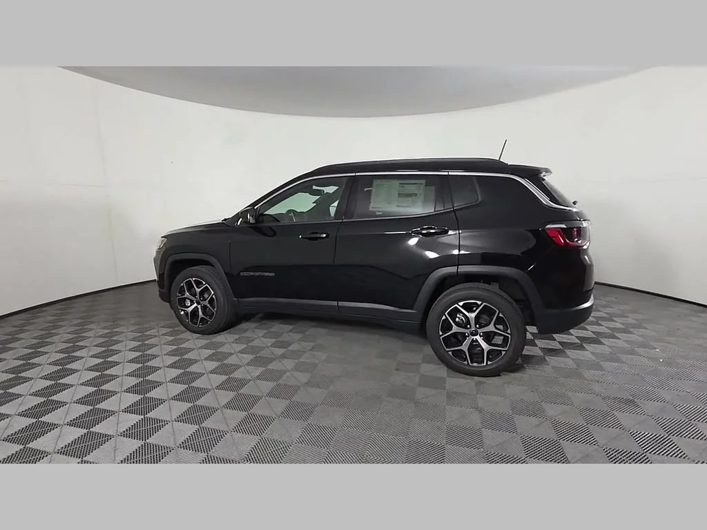 New 2026 Diamond Black Crystal Pearlcoat Jeep Limited image 38