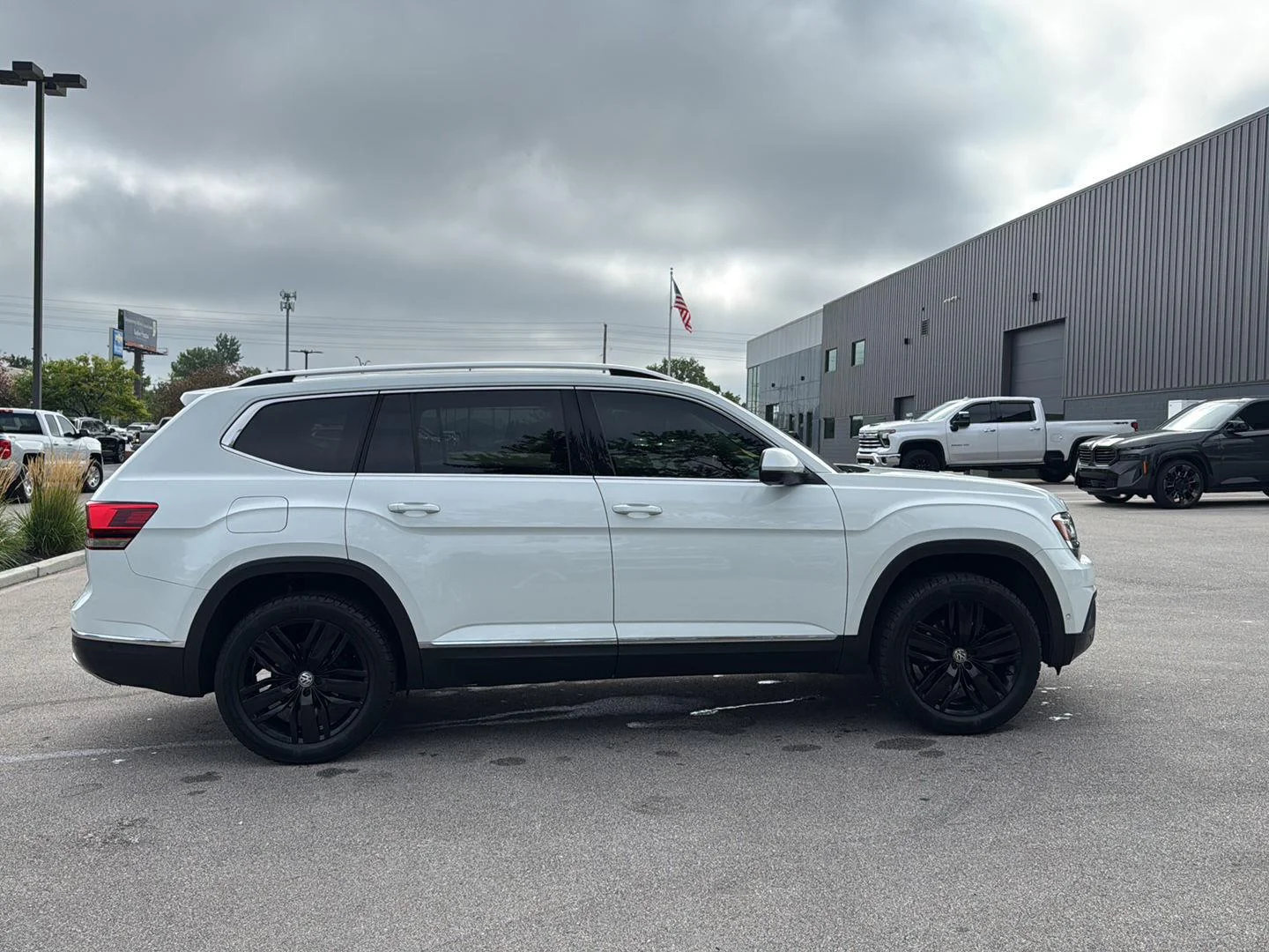Used 2018 Pure White Volkswagen 3.6L V6 SEL Premium image 2