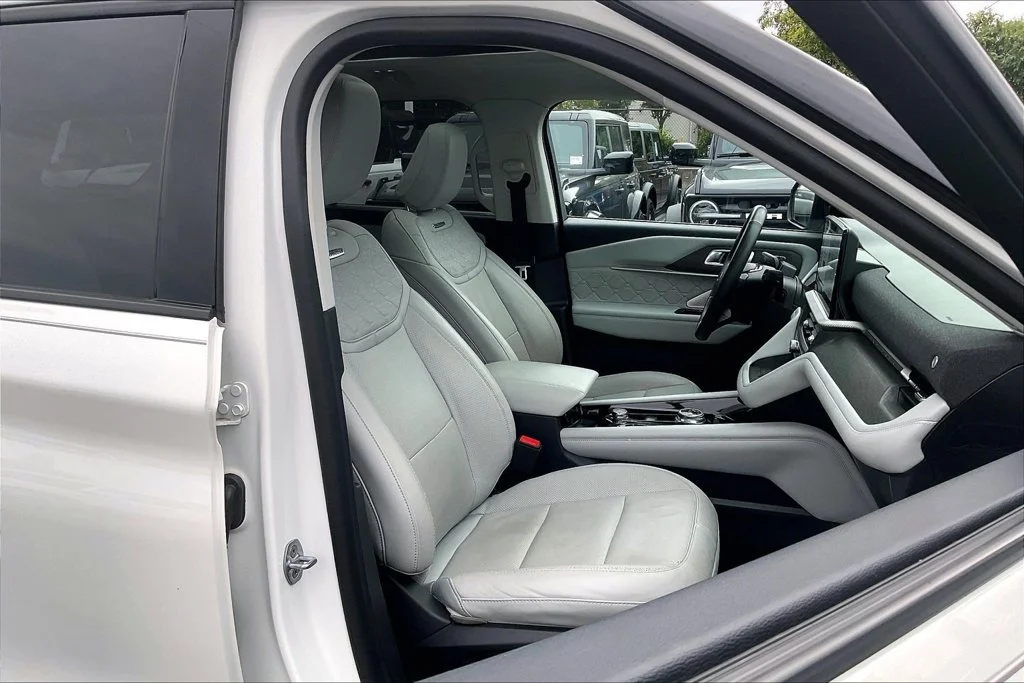 Certified Used 2025 White Metallic Ford Platinum image 6