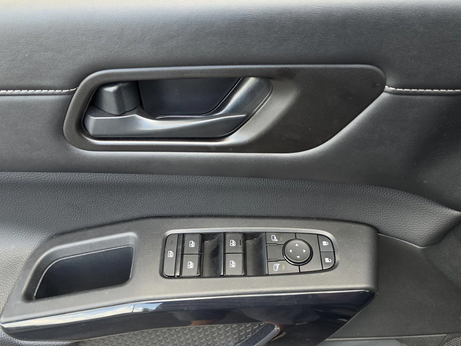 Used 2025 Super Black Nissan SV image 17