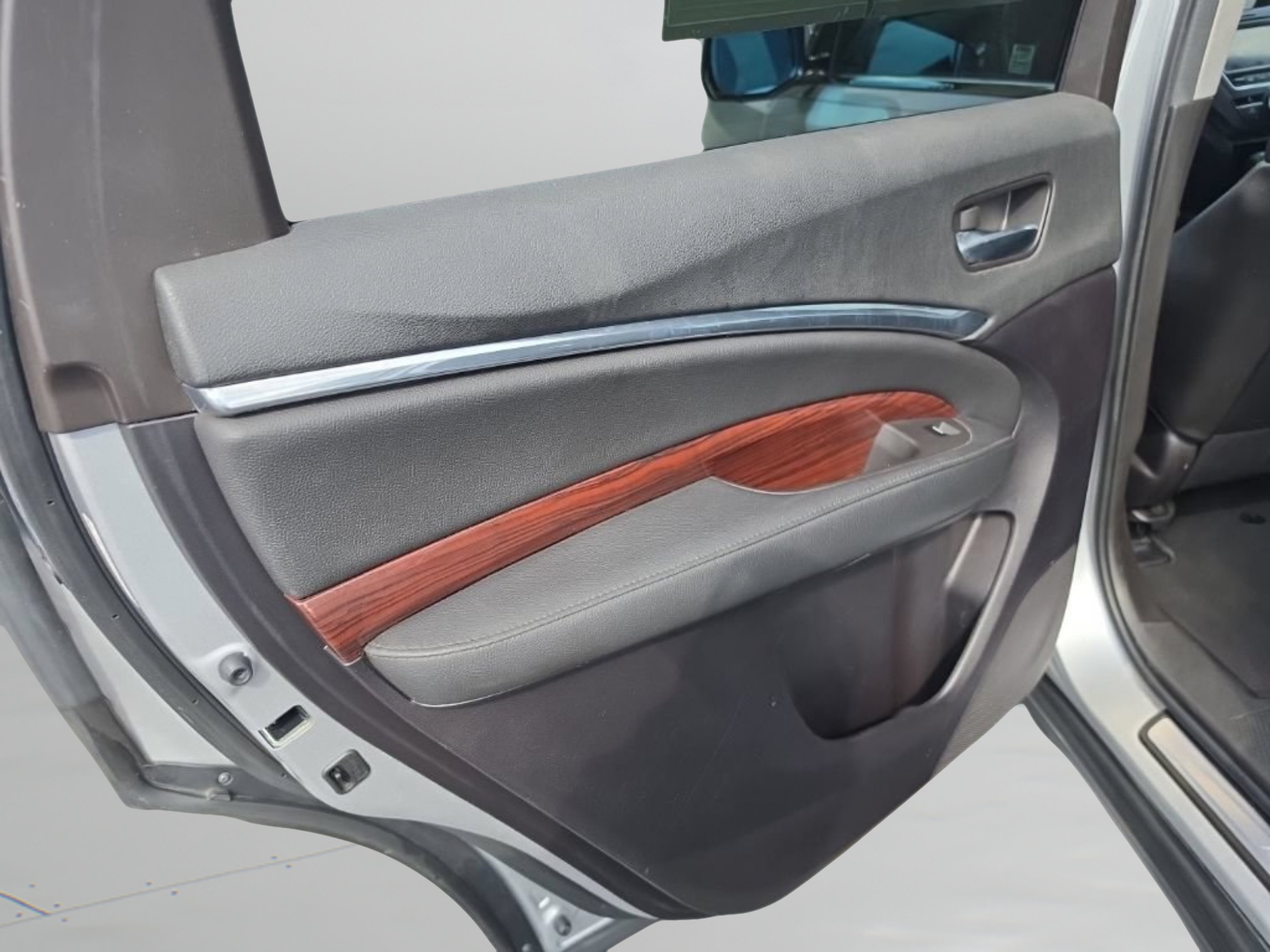 Used 2014 Silver Acura FWD image 25