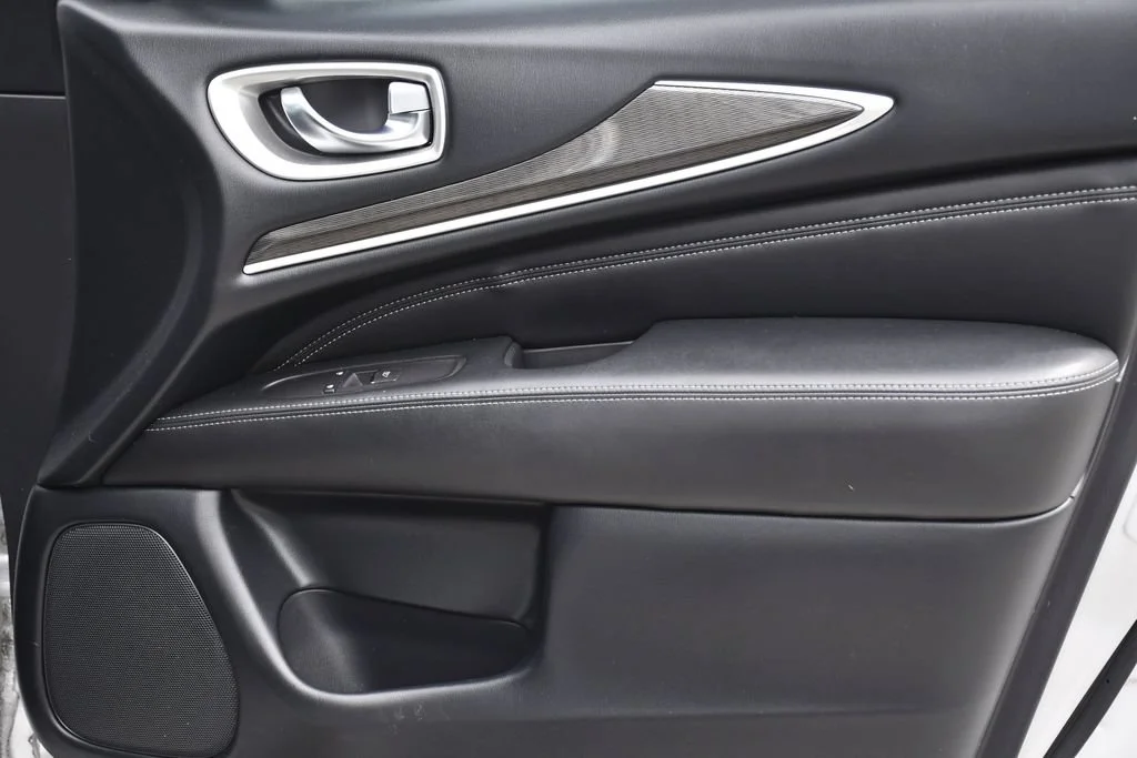 Used 2019 Liquid Platinum INFINITI LUXE image 30