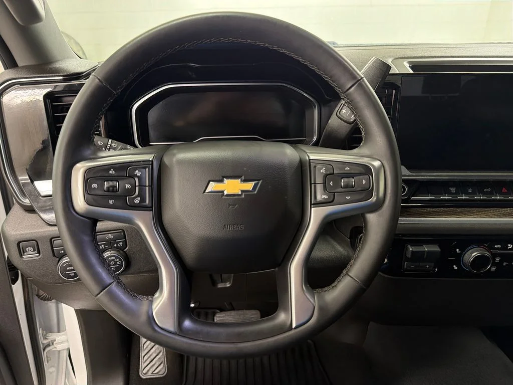 Used 2025 White Chevrolet LT image 18