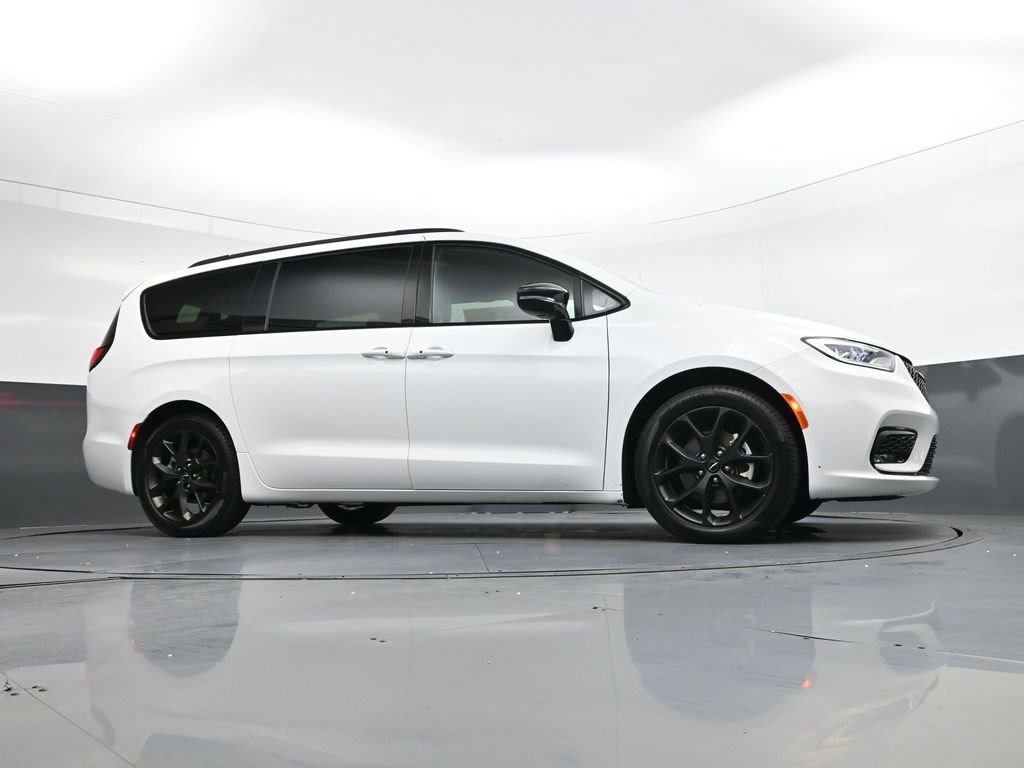 Used 2025 Bright White Clearcoat Chrysler Limited image 35