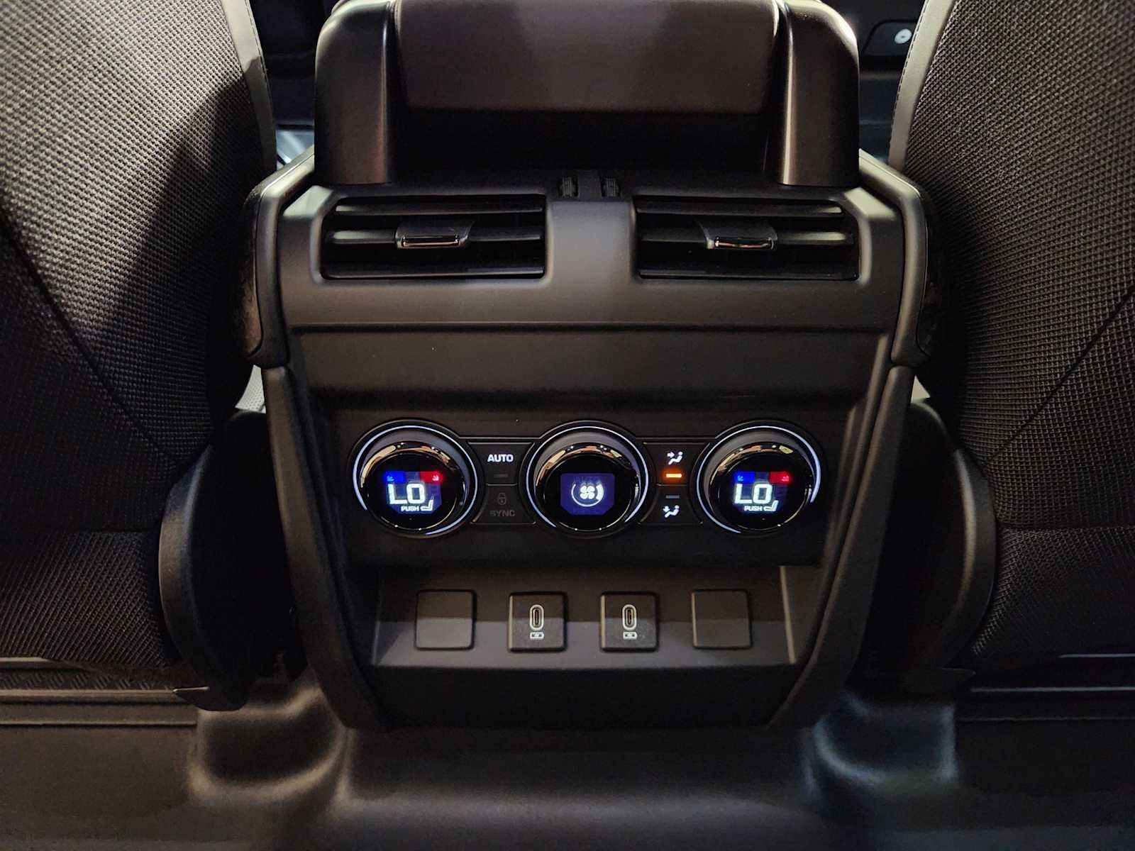 2026 Land Rover Defender OCTA Black - Photo 29