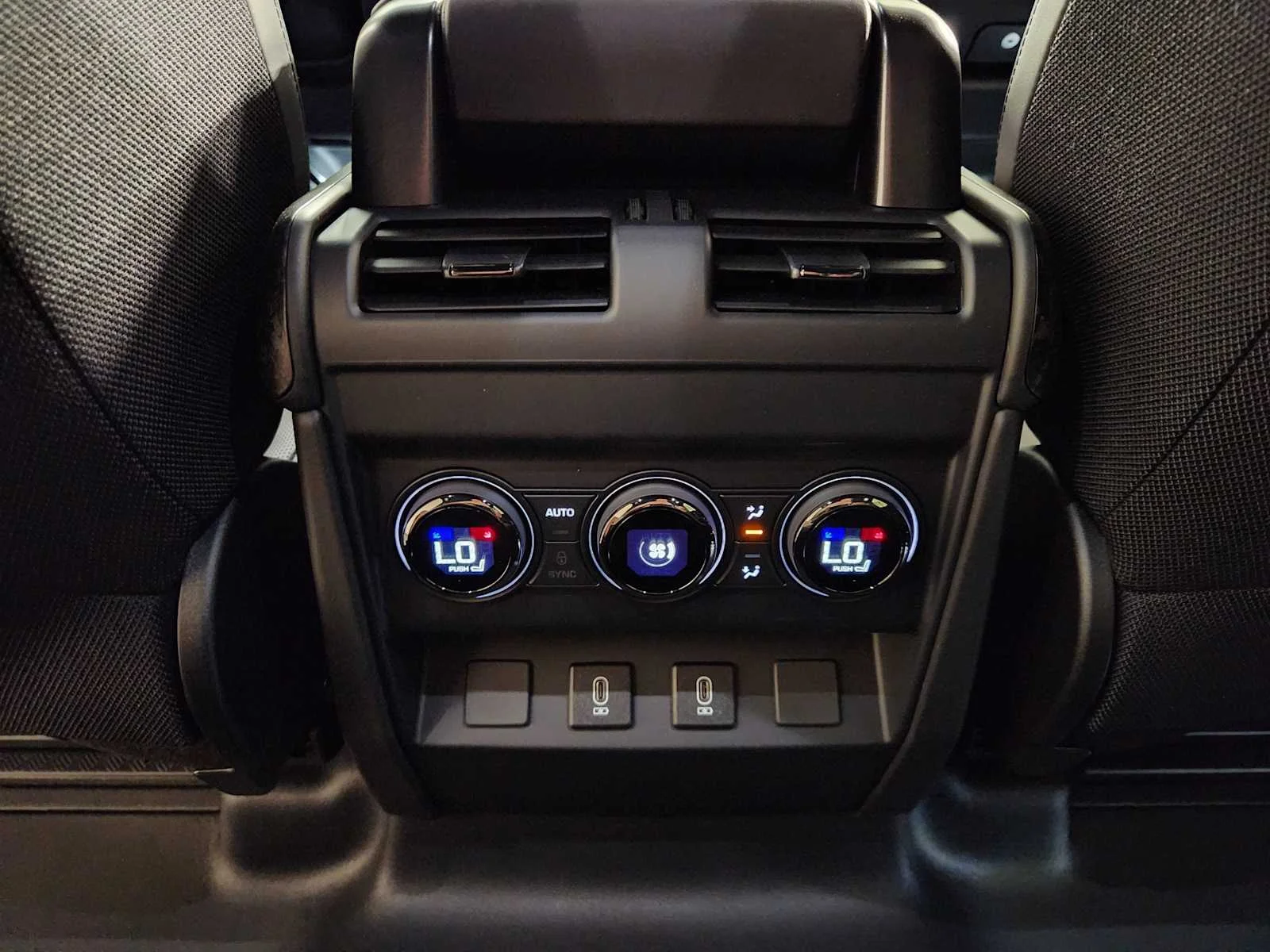 2026 Land Rover Defender OCTA Black - Photo 29