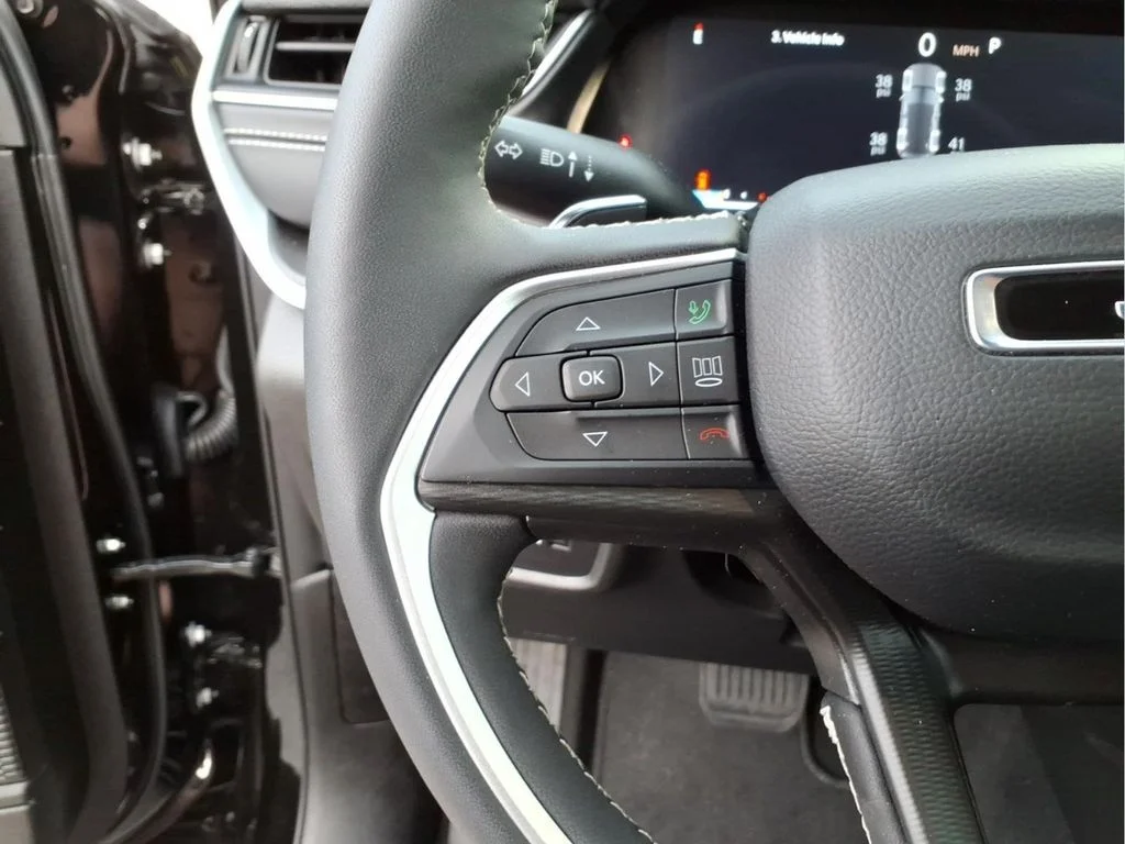 Used 2024 Black Jeep Altitude image 25