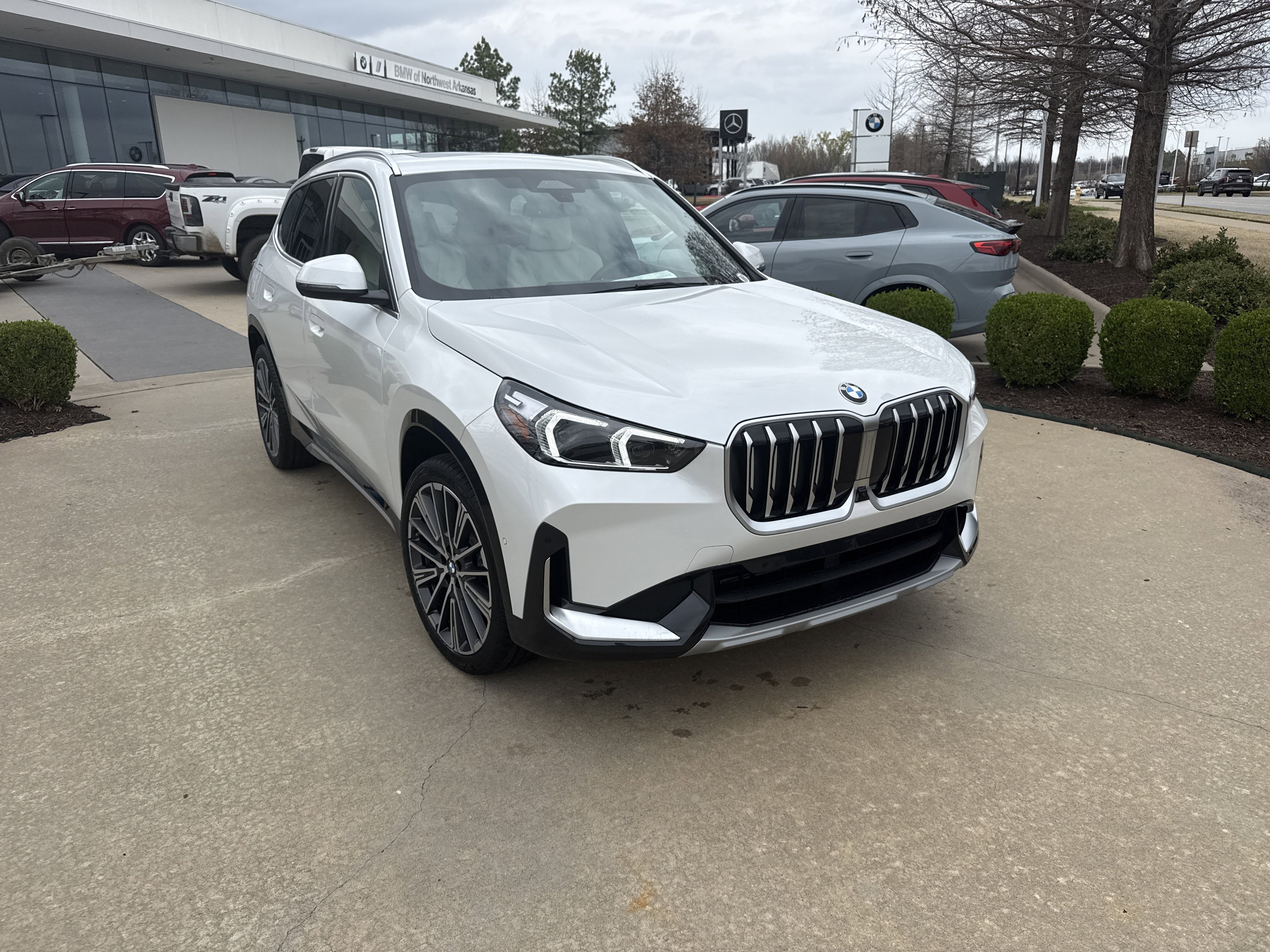 New 2026 0A96 Mineral White Metallic BMW xDrive28i image 6