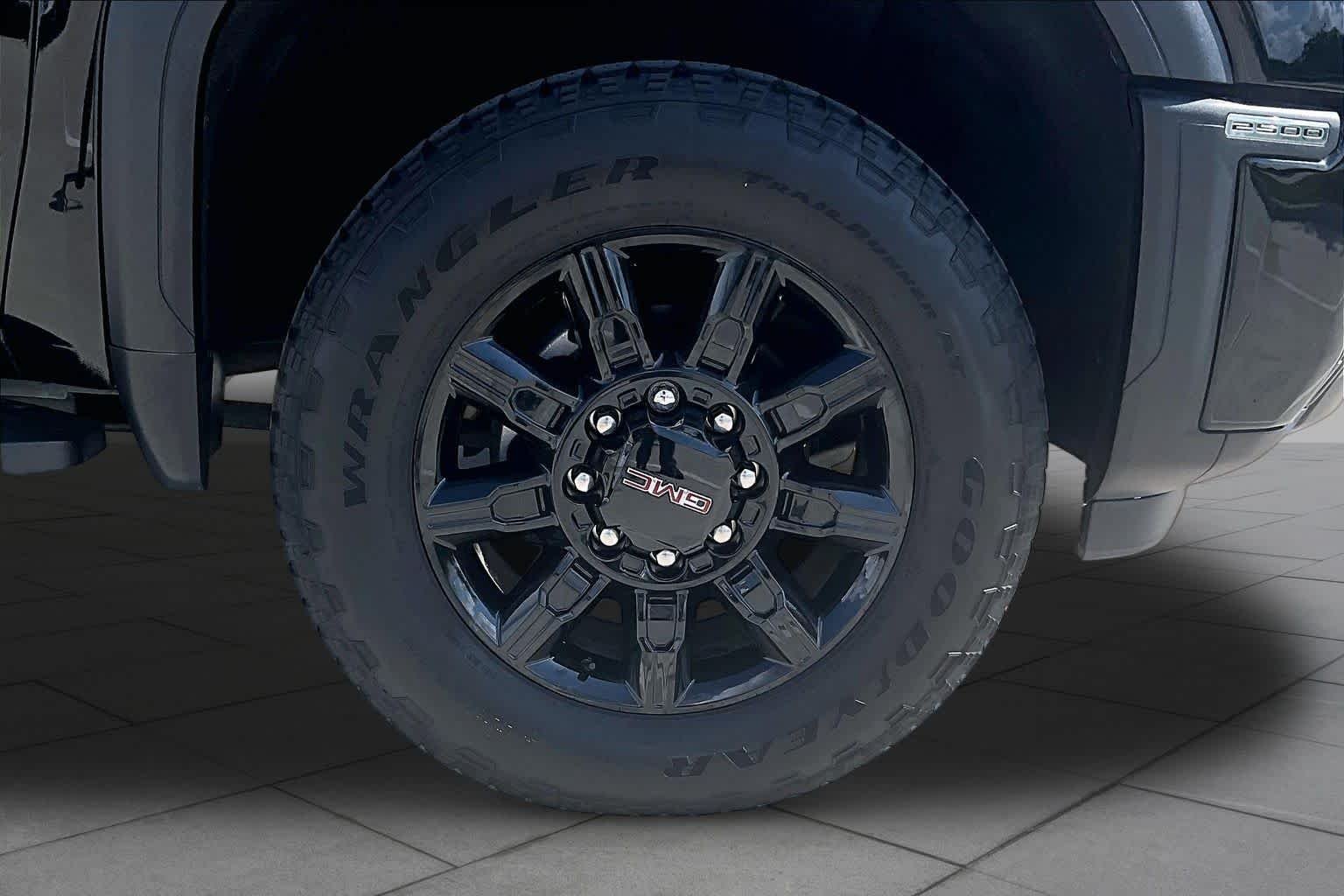 Used 2025 Onyx Black GMC AT4 image 10