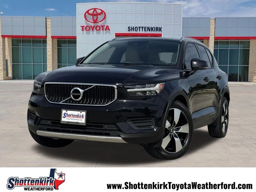 Used 2020 Black Volvo Momentum image 1