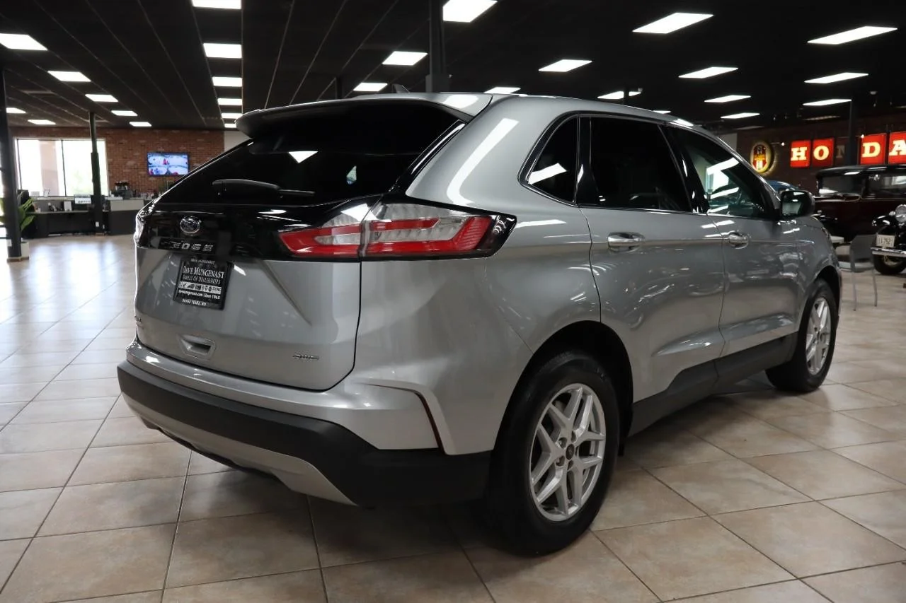 Used 2024 Iconic Silver Ford SEL image 5