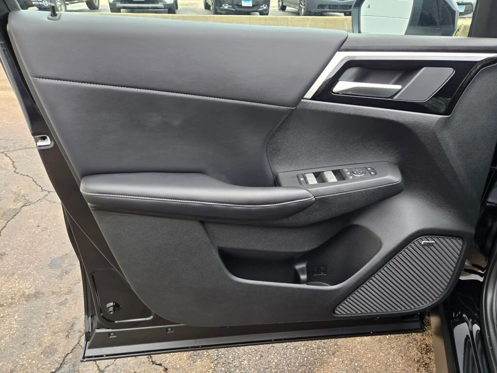 New 2026 Black Mitsubishi SE image 17