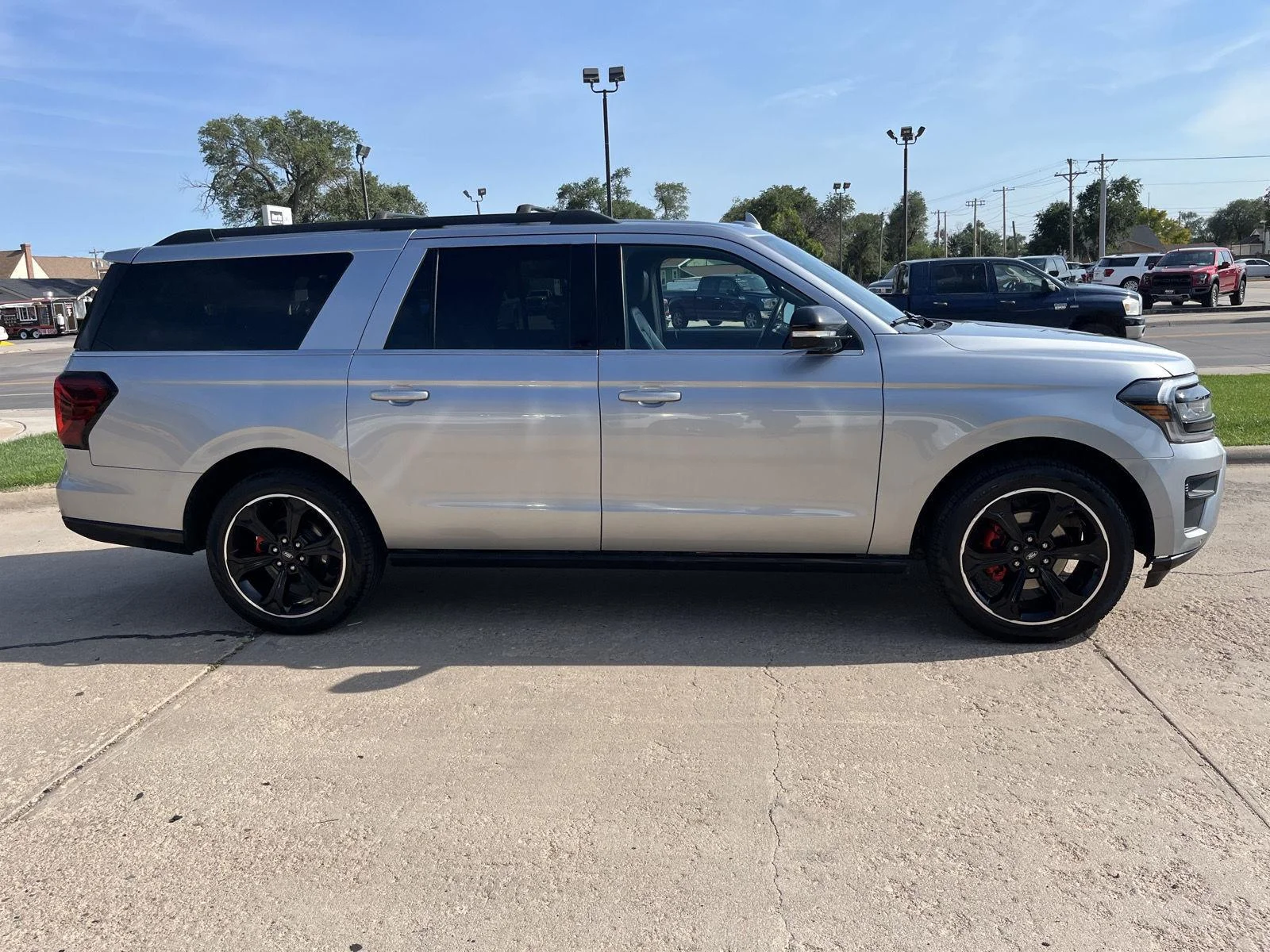 Used 2022 Iconic Silver Metallic Ford Limited image 5