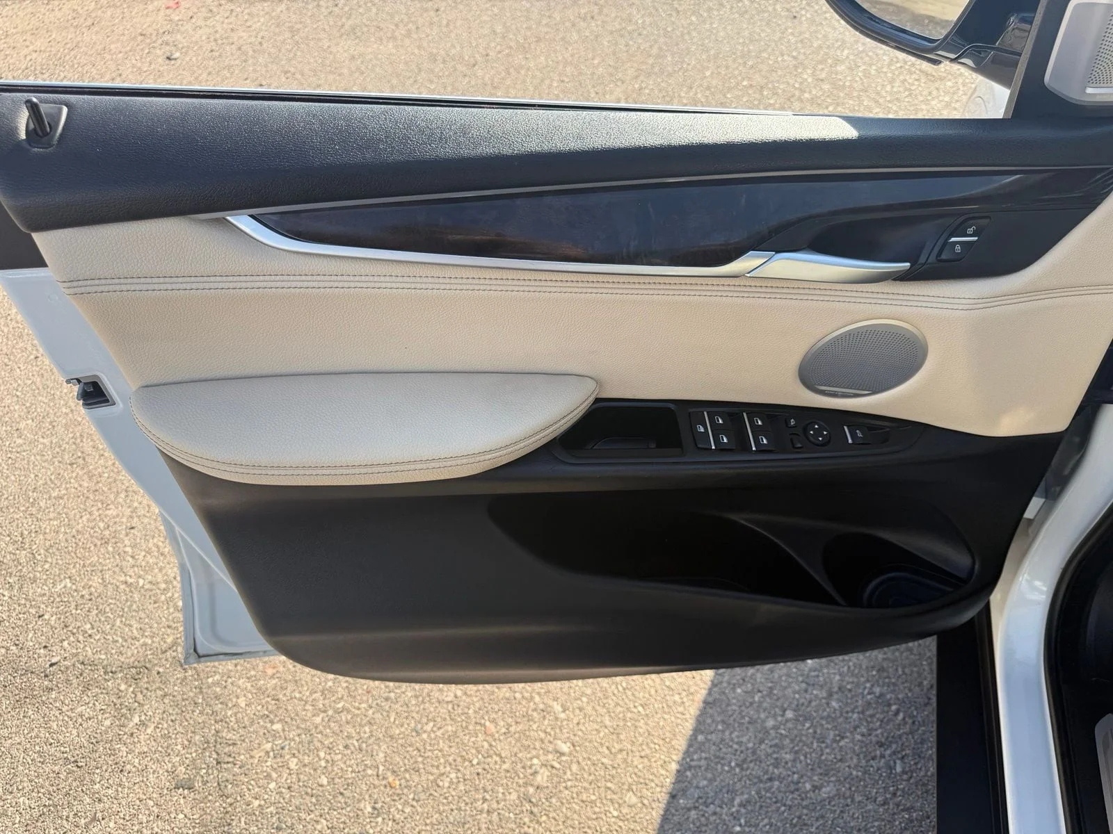 Used 2018 White Metallic BMW xDrive50i image 14