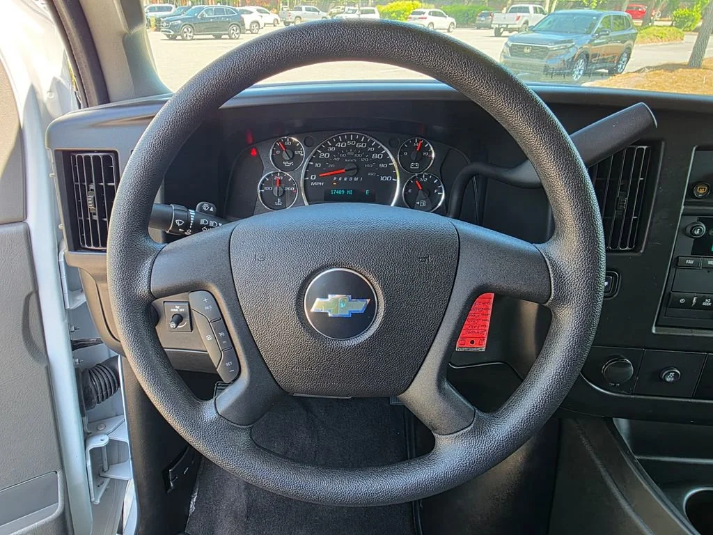 Used 2025 Summit White Chevrolet 1LS image 18