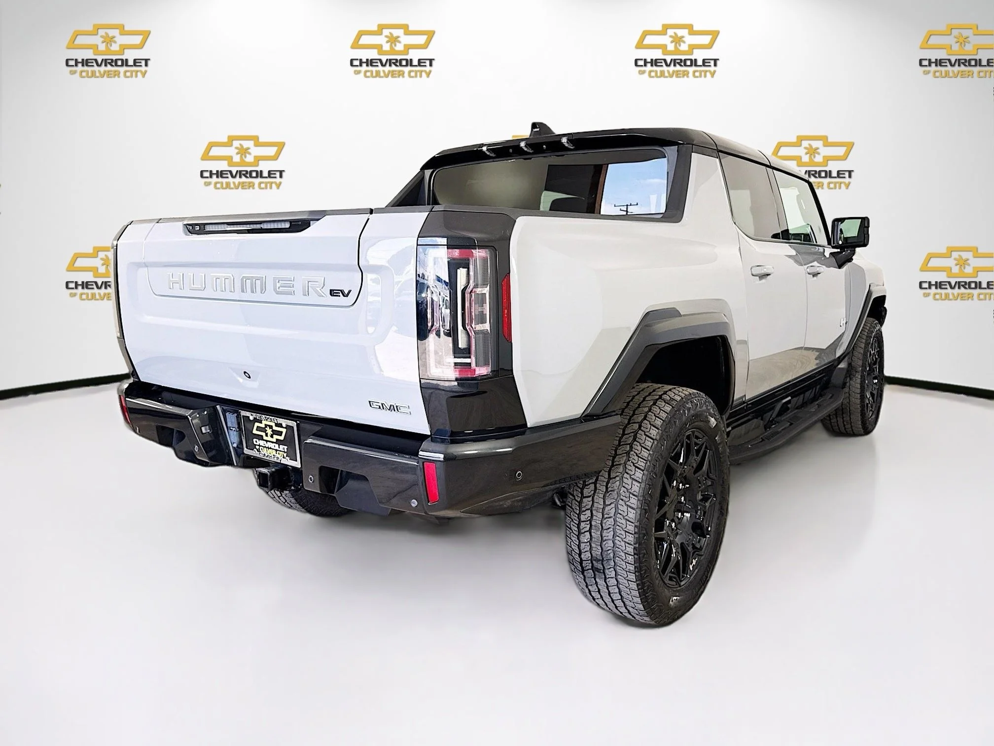 Used 2025 Meteorite Metallic (Grey) GMC 2X image 8