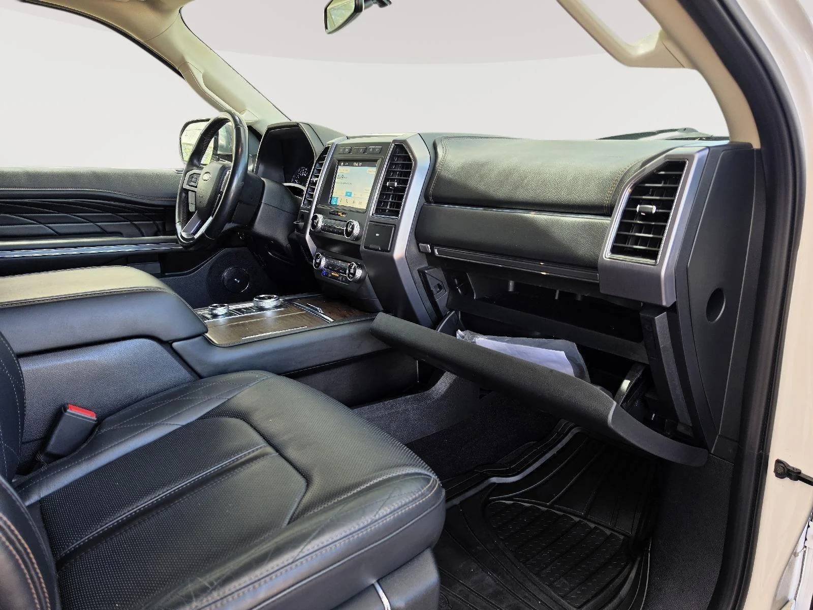 Used 2019 White Platinum Metallic Tri-Coat Ford Platinum image 22