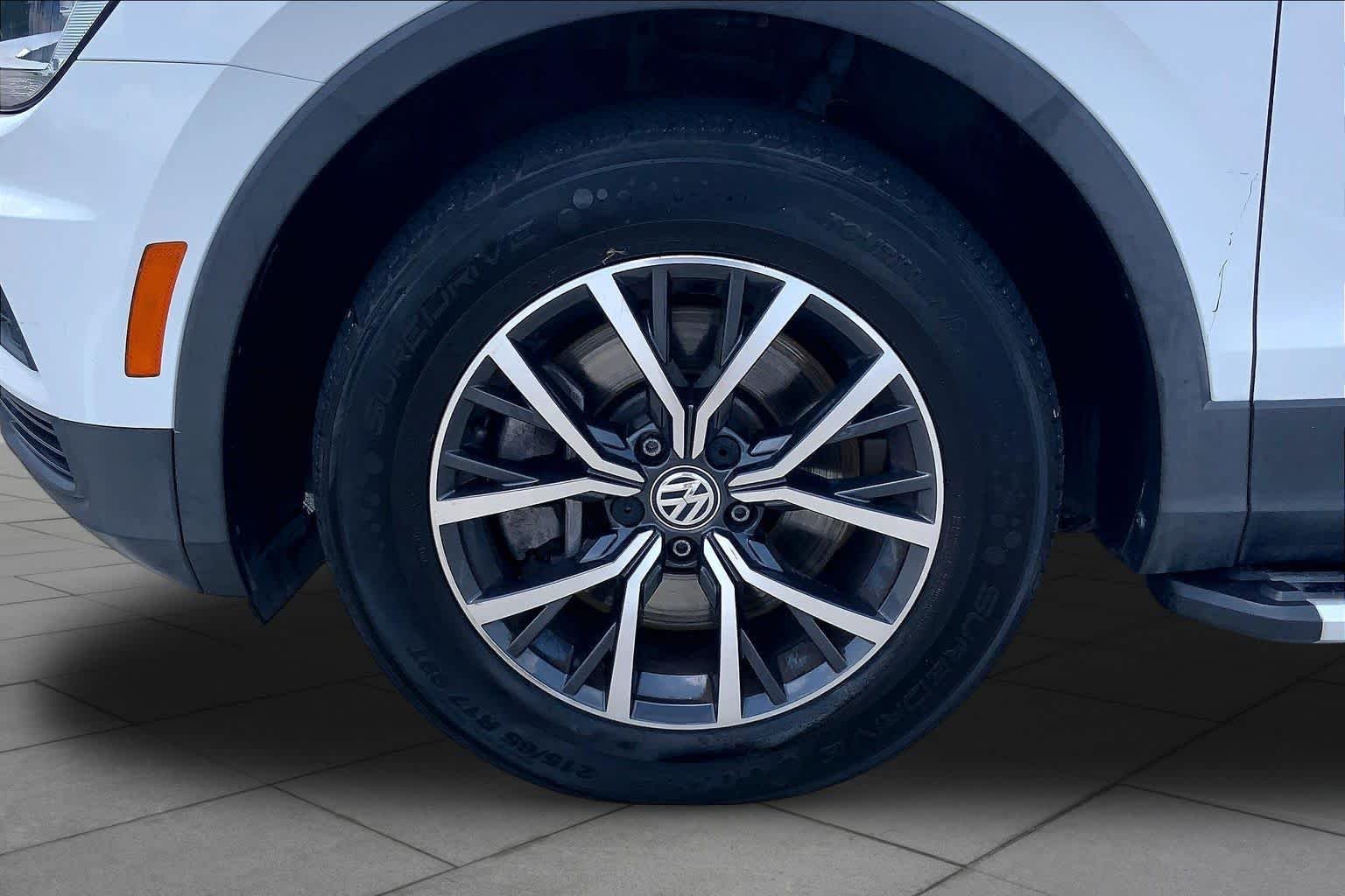 Used 2019 Pure White Volkswagen SE image 11
