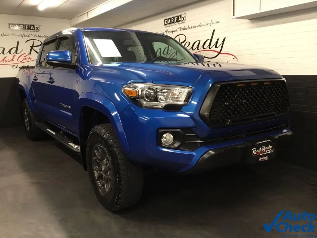 Used 2017 Blue Toyota SR5 image 3