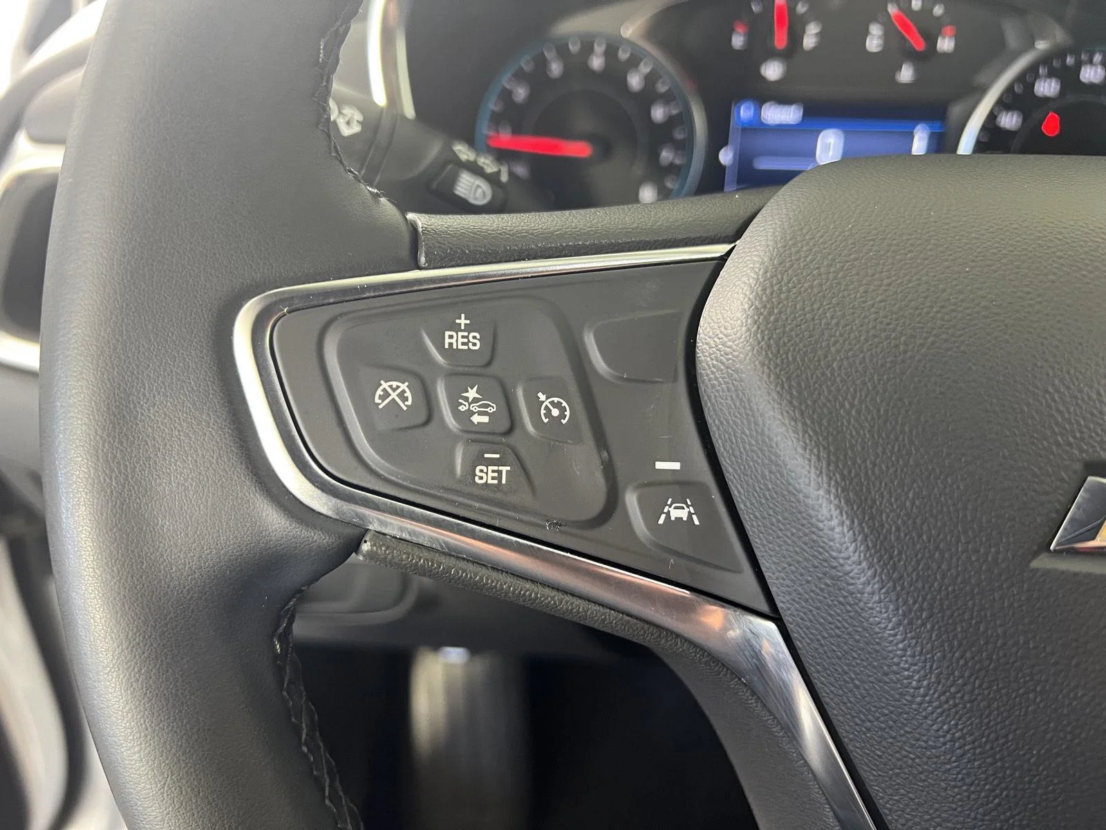 Used 2024 Summit White Chevrolet LT image 9