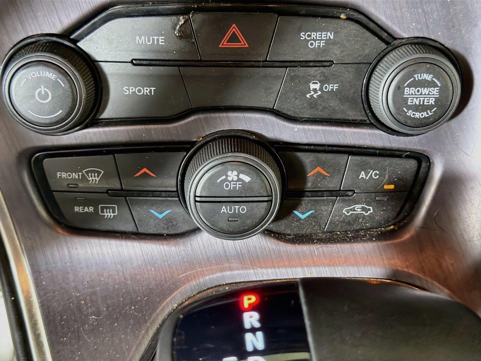 Used 2018 Pitch Black Clearcoat Dodge SXT image 15