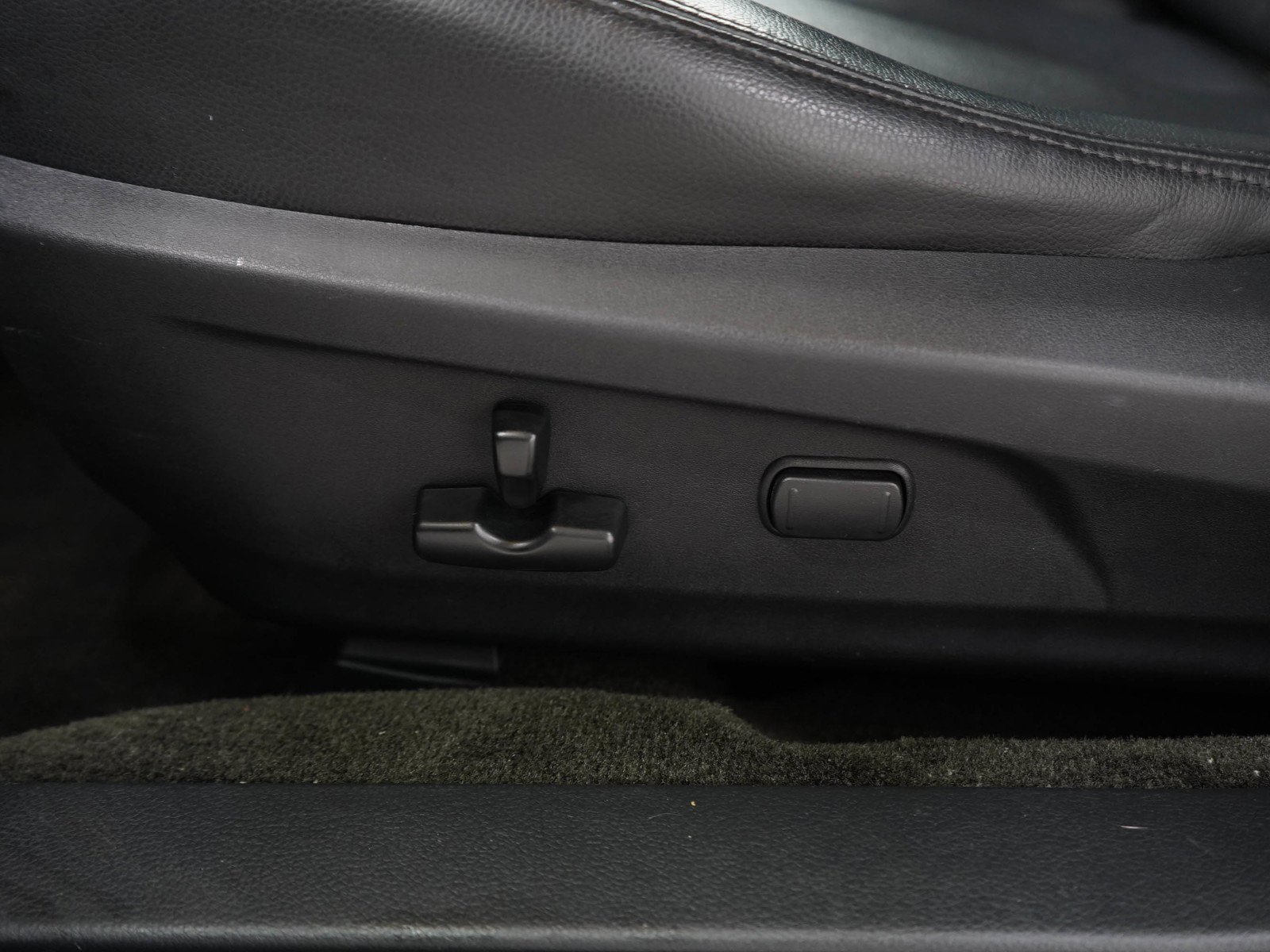 Used 2014 Ice Silver Metallic Subaru 3.6R image 27