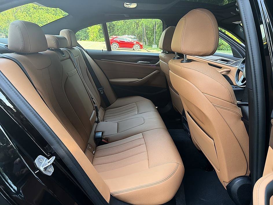 Used 2021 Black Sapphire Metallic BMW 540i image 22