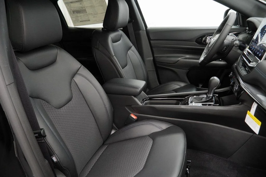 New 2026 Diamond Black Crystal Pearlcoat Jeep Latitude image 35