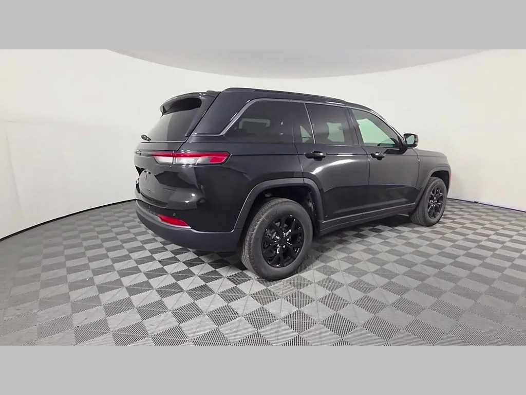 New 2026 Diamond Black Crystal Pearl-Coat Exterior Paint Jeep Laredo Altitude image 26