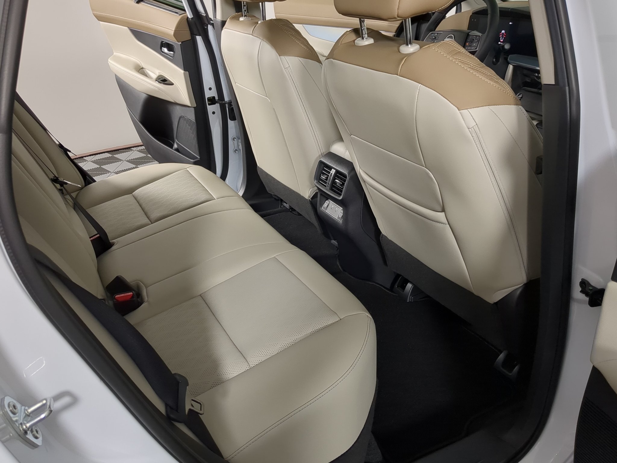 New 2027 Everest White Pearl TriCoat Nissan Platinum image 24