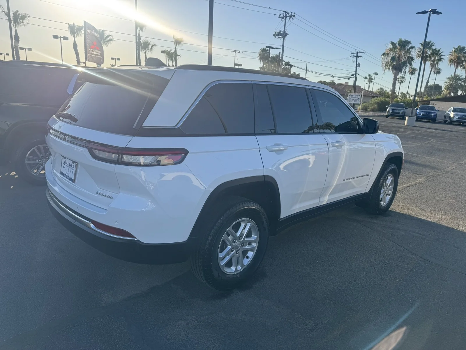 Used 2024  Jeep Laredo image 5