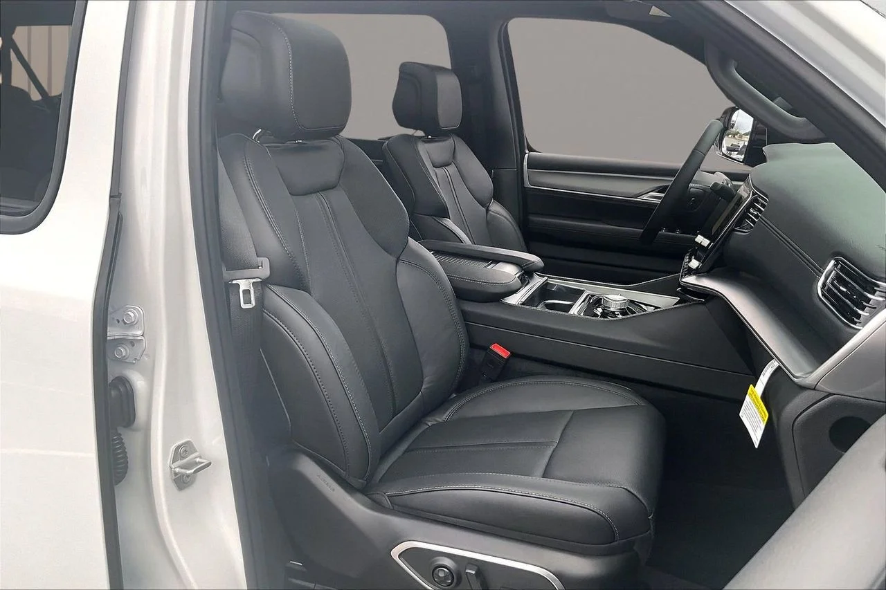 New 2026 Bright White Clear-Coat Exterior Paint Jeep Limited Altitude image 24