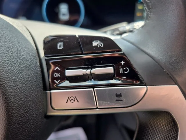 Used 2025 White Hyundai SEL Convenience image 31