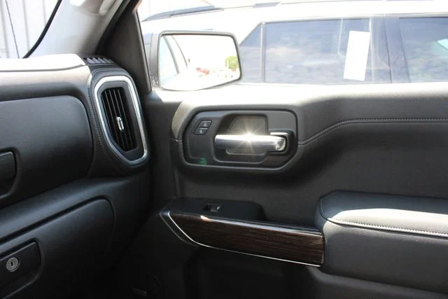 Used 2020 White GMC Elevation image 21