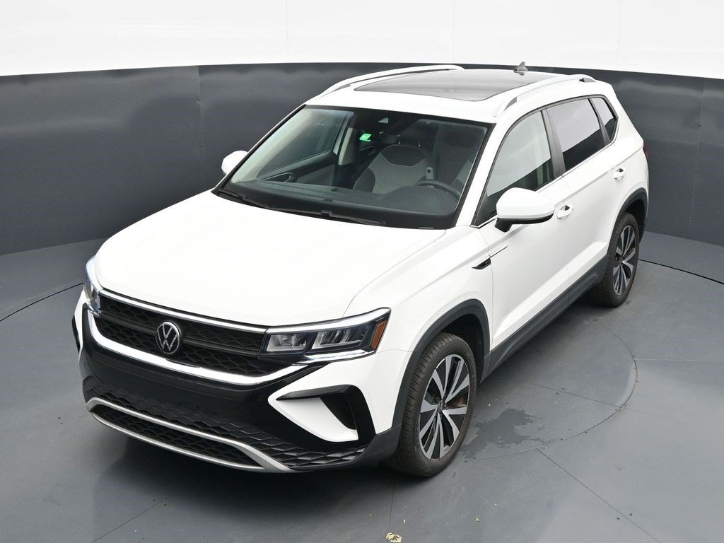 Used 2023 Pure White Volkswagen SE image 12