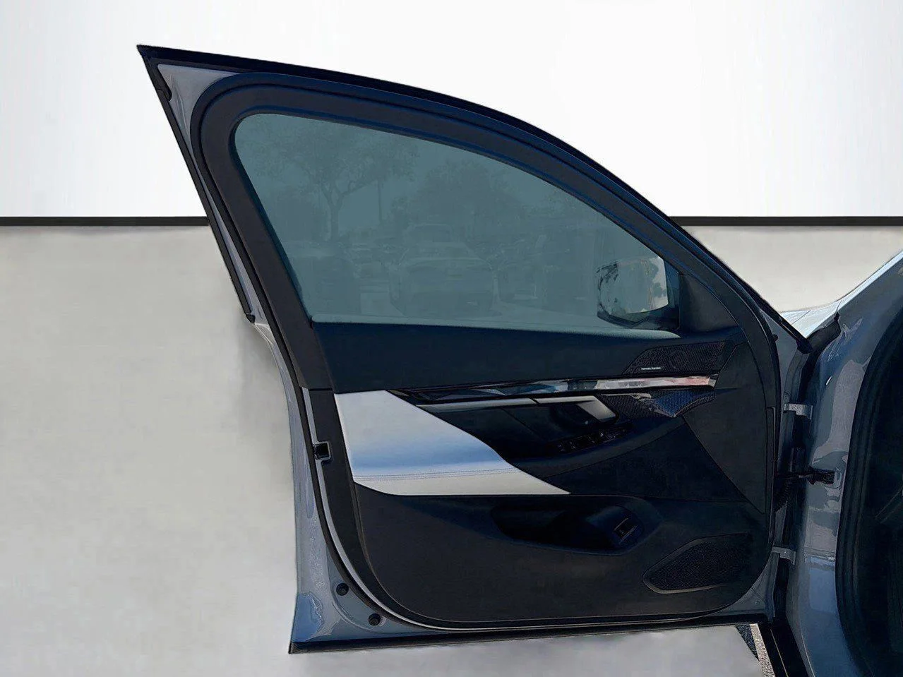 2026 BMW 5 Series 550e - Photo 23
