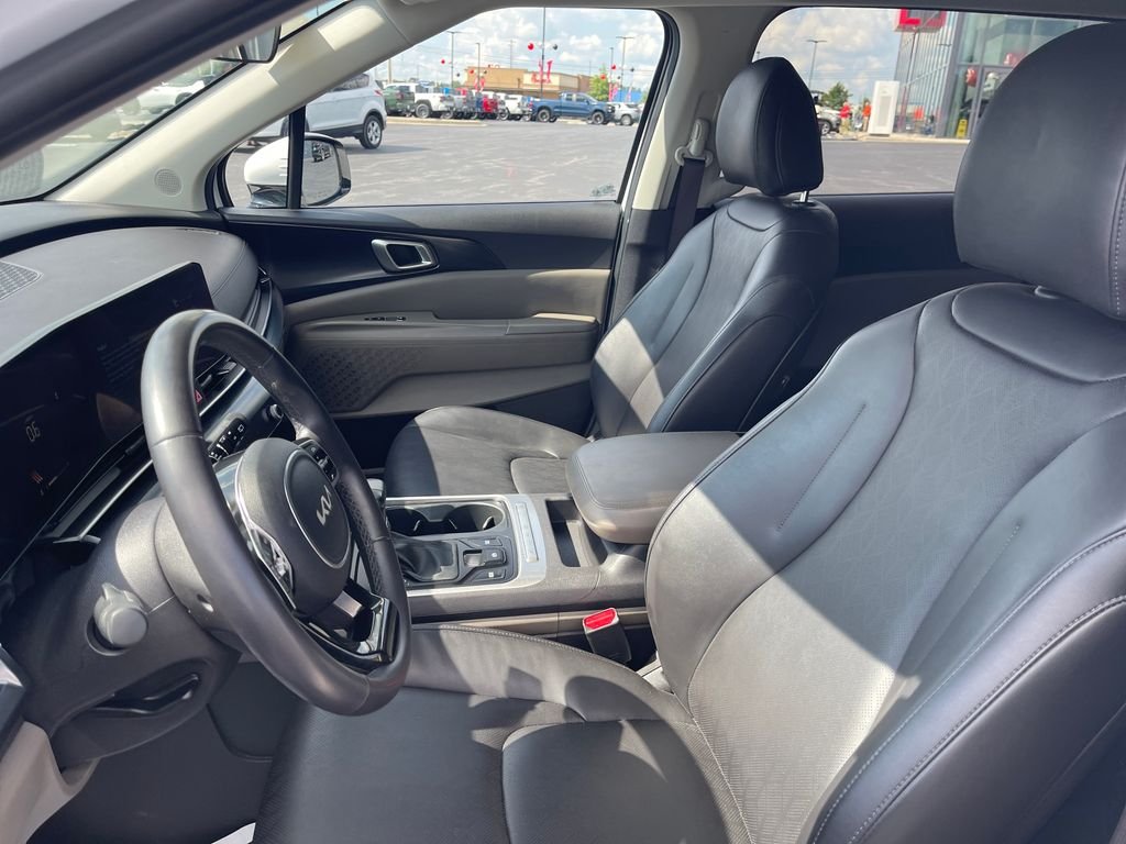 Used 2025 White Kia LXS image 13