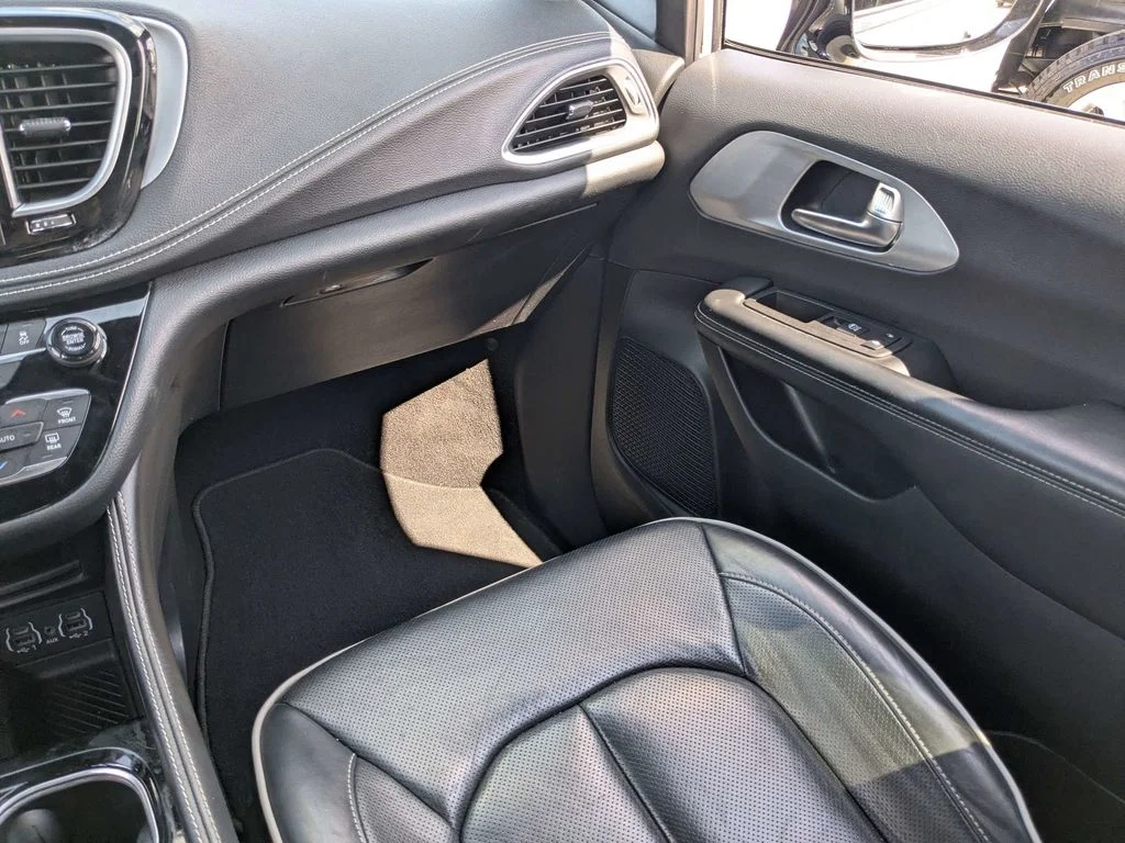 Used 2025 White Chrysler Limited image 18