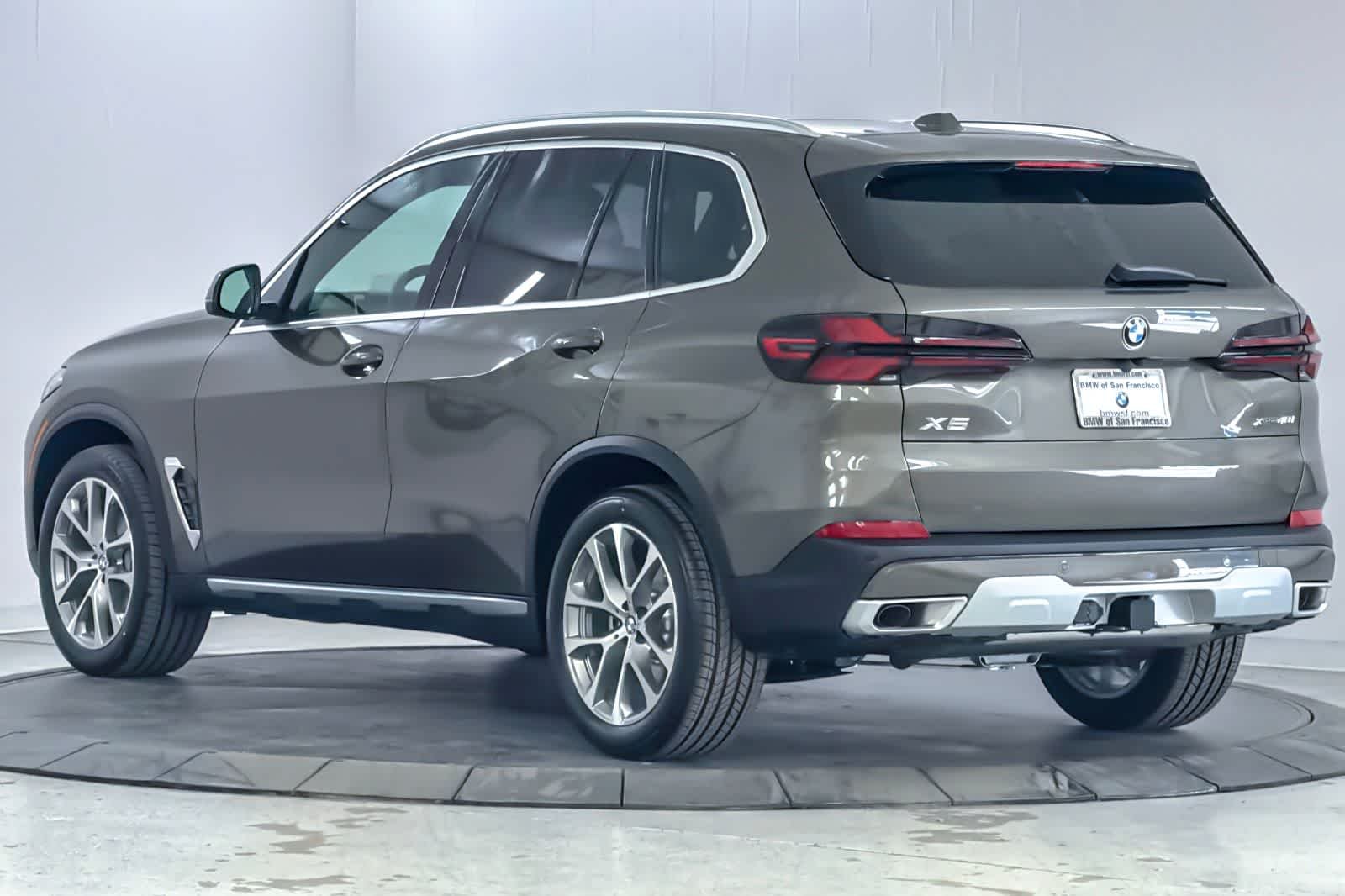 New 2026 Manhattan Green Metallic BMW xDrive40i image 6