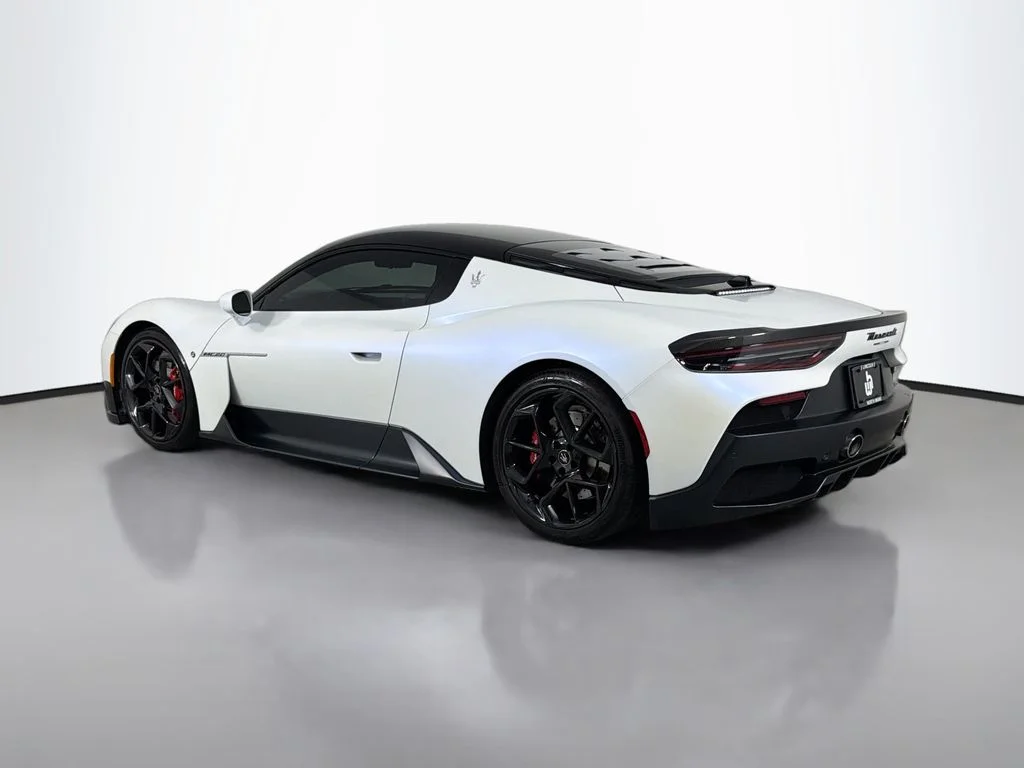 Used 2022 White Maserati Base image 7