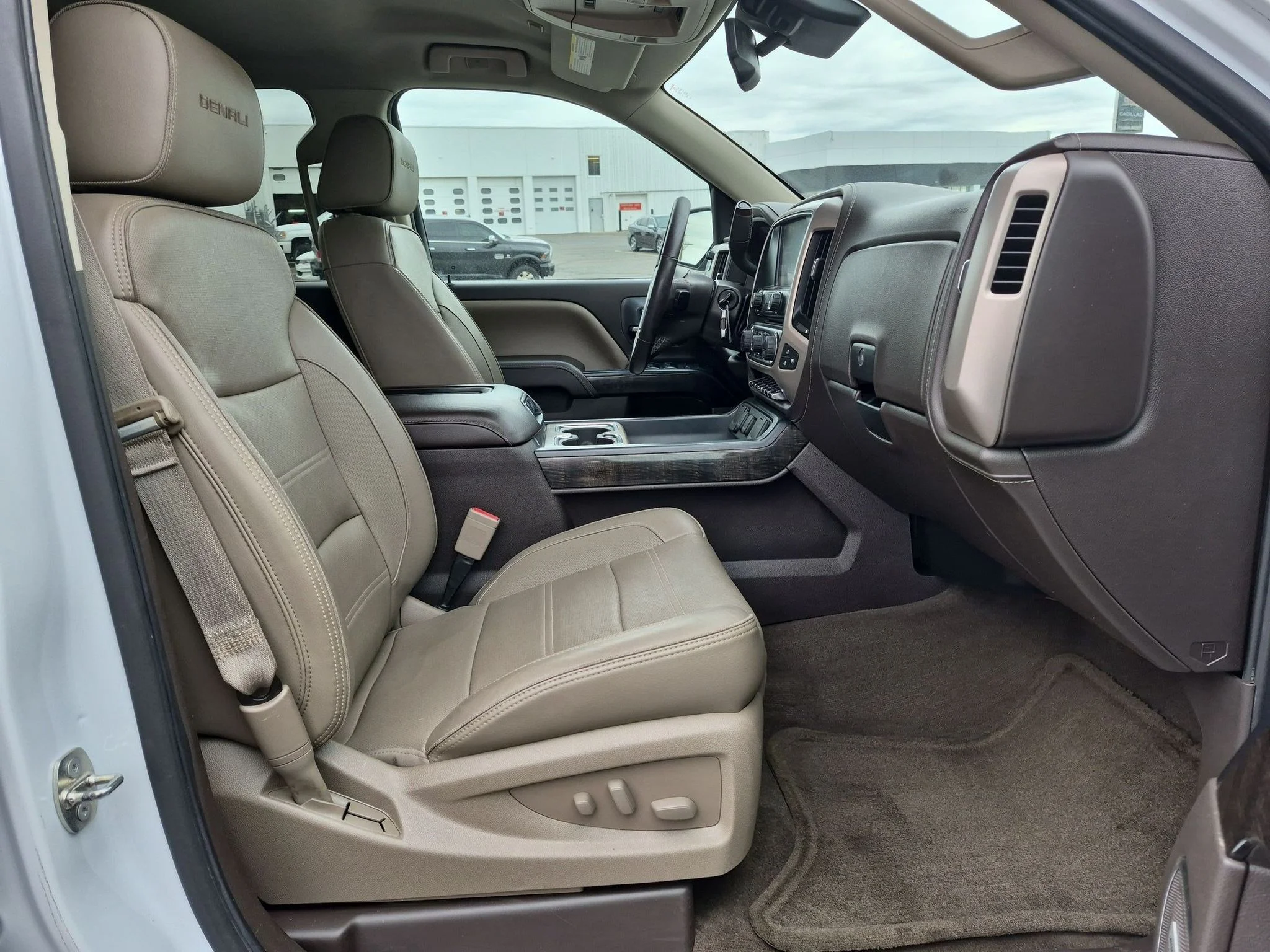 Used 2016 White Frost Tricoat GMC Denali image 21