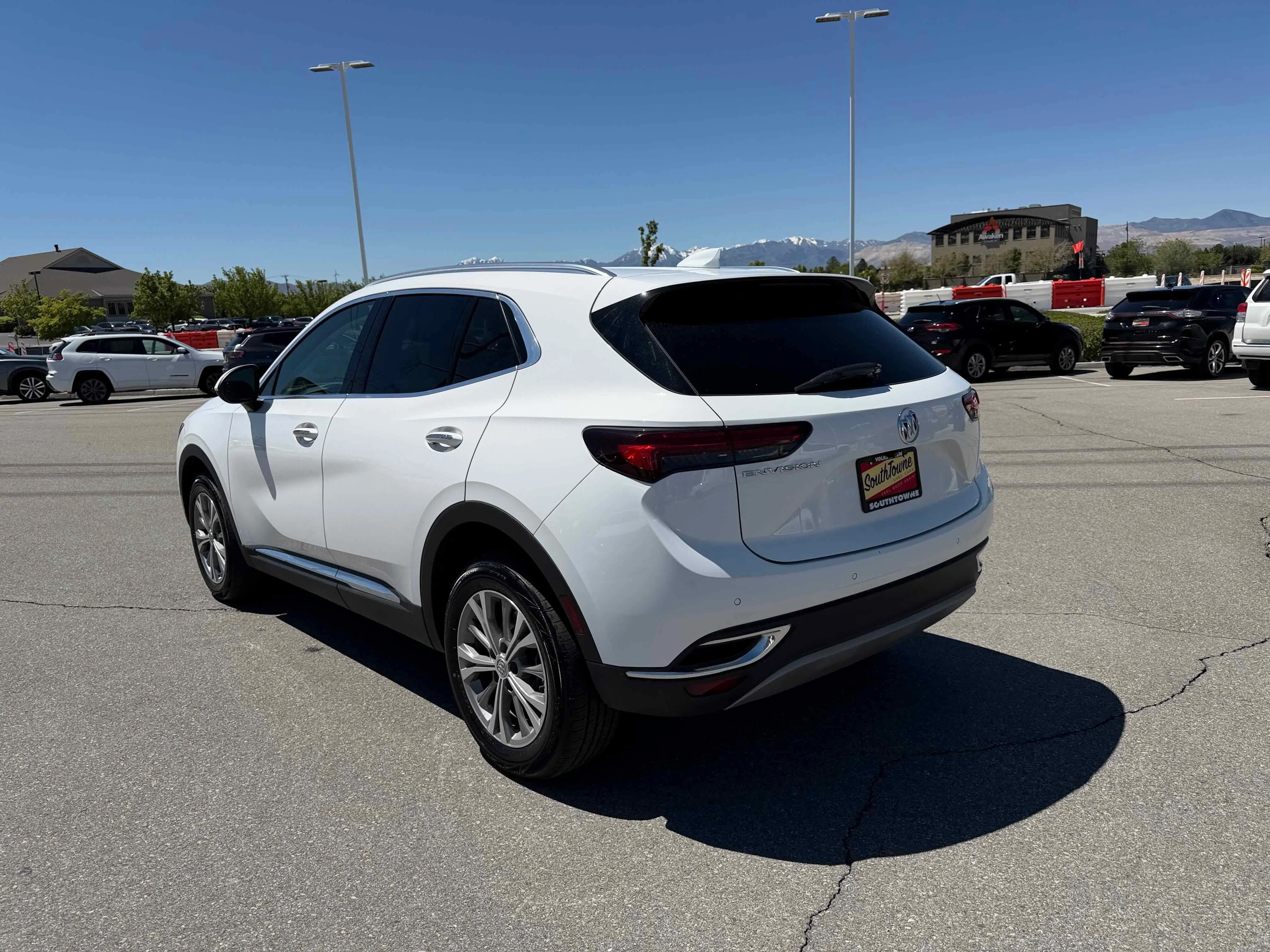 Used 2022 Summit White Buick Preferred image 5