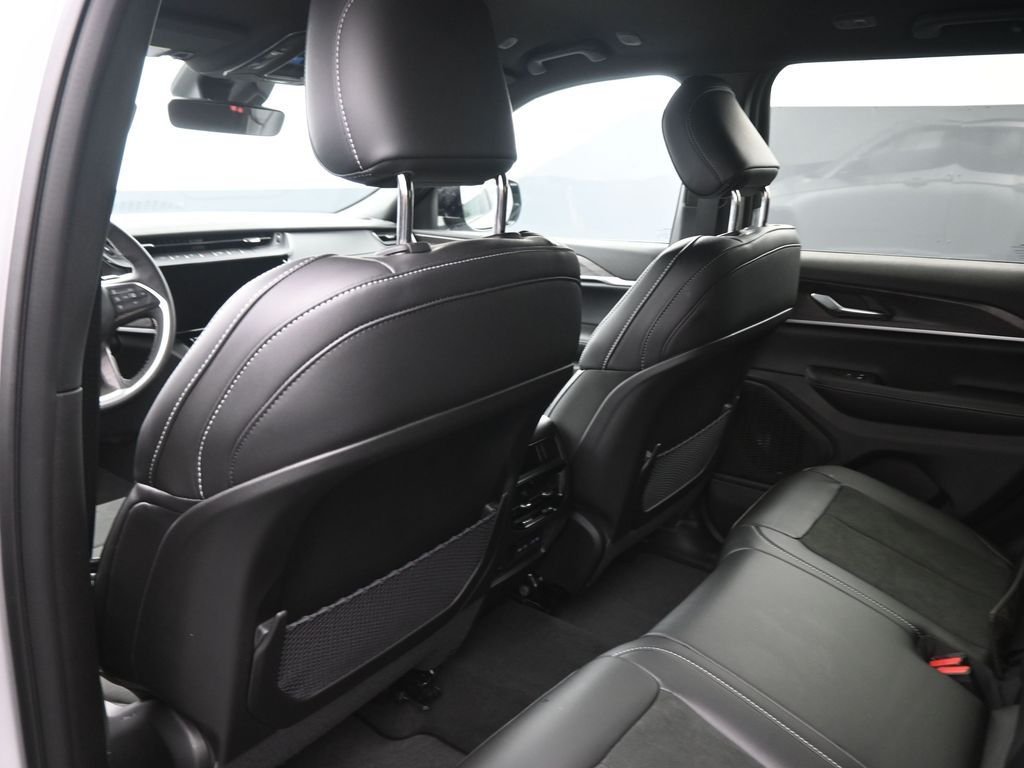 New 2026 Silver Zynith Exterior Paint Jeep Altitude image 2