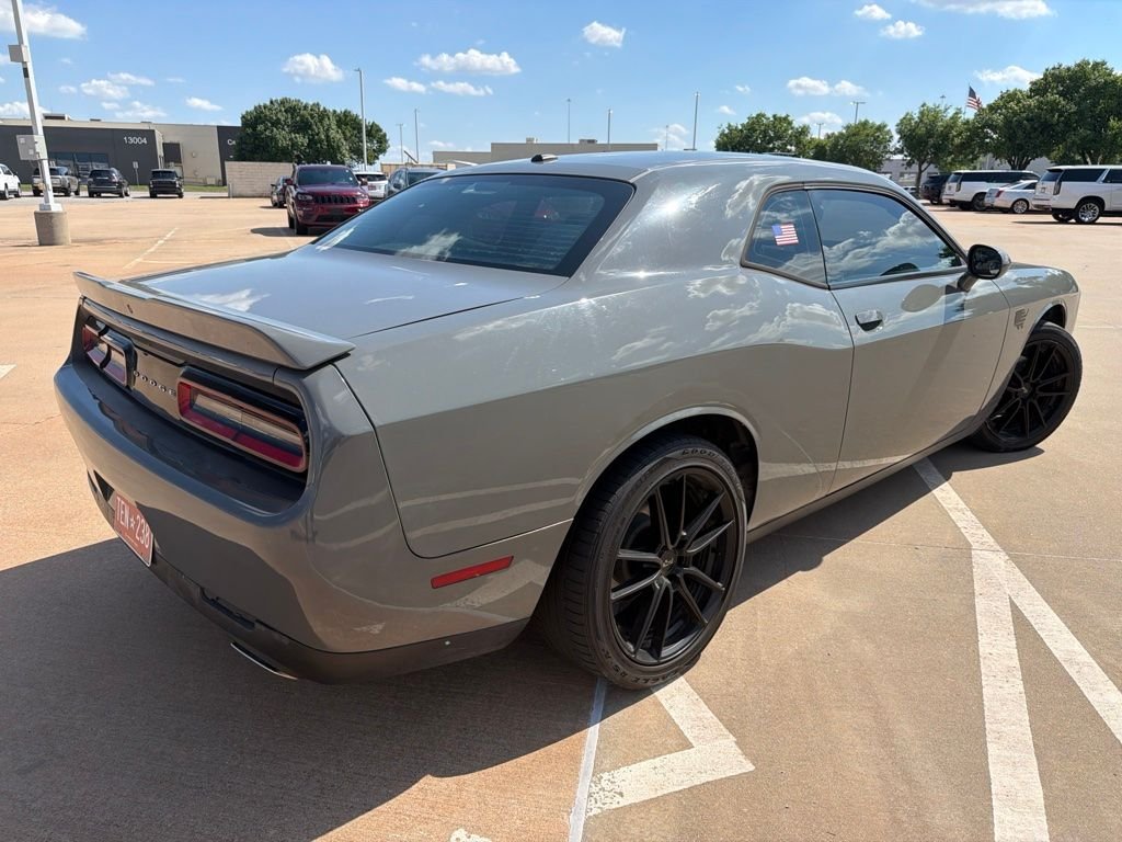 Used 2019 Gray Dodge SXT image 3