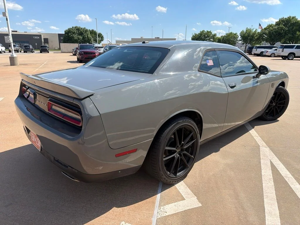 Used 2019 Gray Dodge SXT image 3